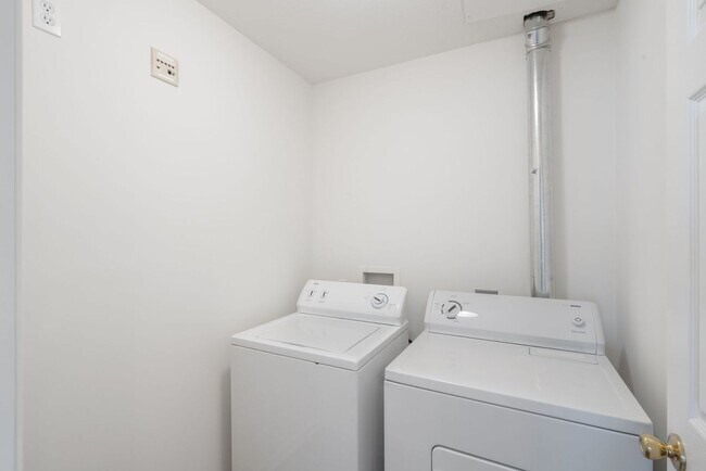 Building Photo - 1713-1715-1715 Louise Cir