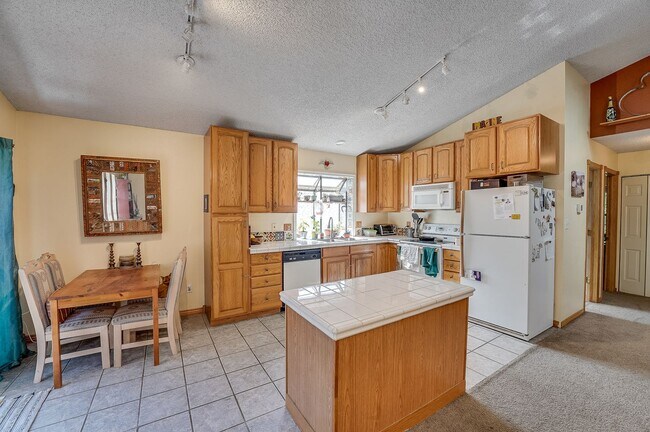 Building Photo - 4 bed, 2 bath Home in Central Fort Collins