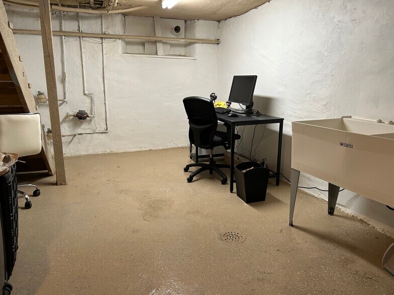 Basement for storage-gym-office - 5975 Alder St