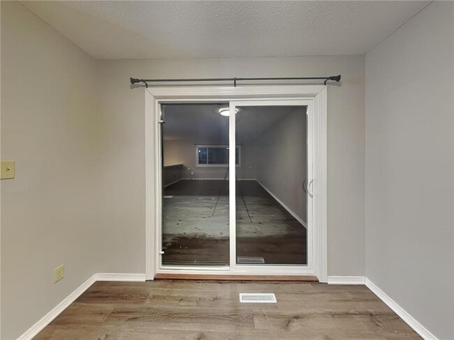 Building Photo - 6865 Buckingham Rd