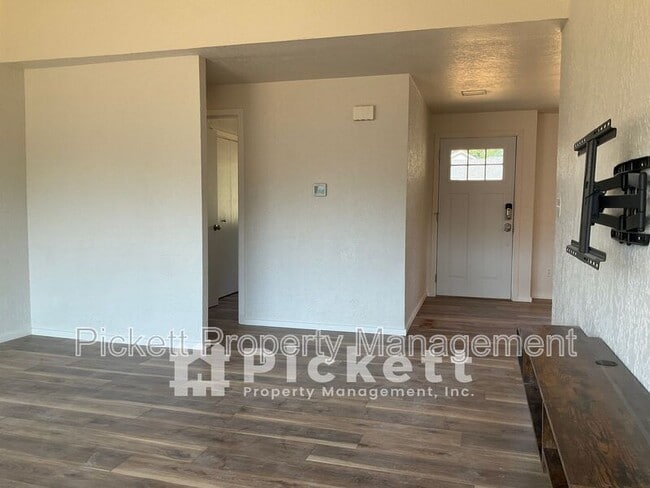 Building Photo - 609 NE Roswell Dr
