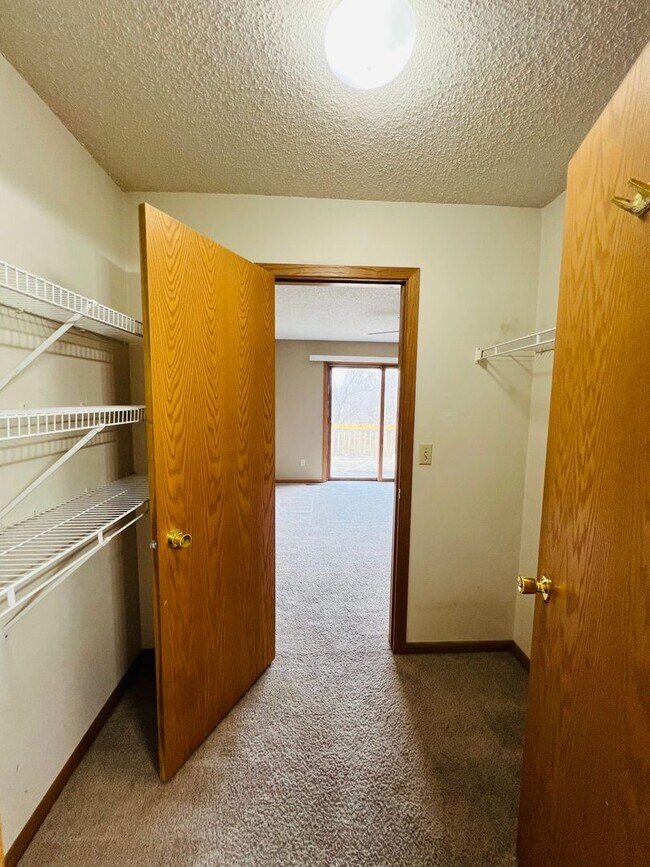 Building Photo - 4 Bedroom 2 Bath Duplex in Iowa City