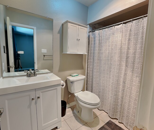 Building Photo - Don't miss your opportunity to make this Camelot gem your next home—schedule your tour today!