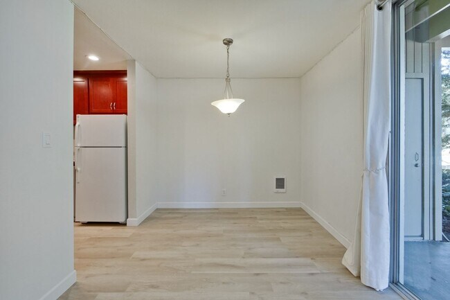 Building Photo - Beautiful 2BR 2BA downstairs condo in Moun...
