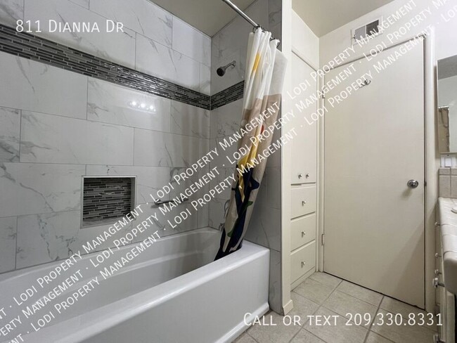 Building Photo - 811 Dianna Dr