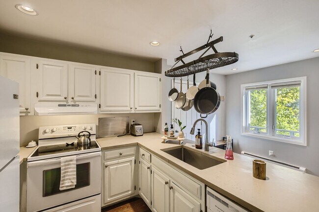 Building Photo - Downtown 2 BDR / 2BA - Walk to Everything