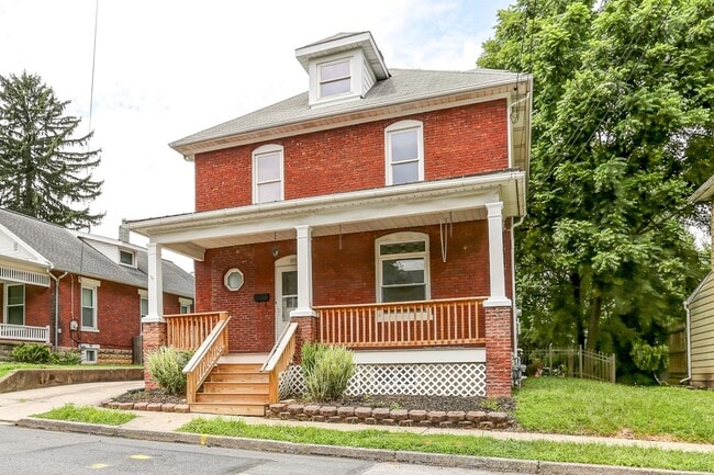 Building Photo - Four bedroom, two bathroom home