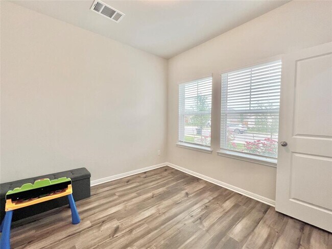 Building Photo - 1600 Longhorn Ranch Dr