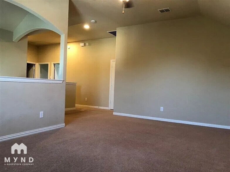 Building Photo - 5813 Valley Haven Way