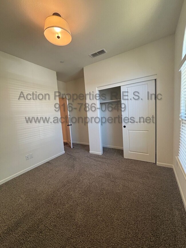 Building Photo - Solar - Whitney Ranch Newer Single Story, ...