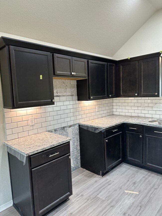 Building Photo - Navasota - 3 bedrooms / 2 bath / 2 car garage with fenced in yard.