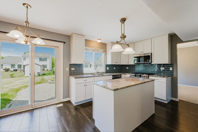 Building Photo - 1371 Braymore Cir E