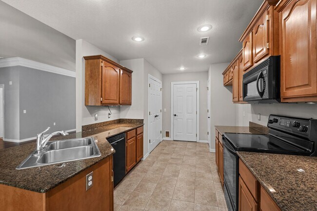 Building Photo - Charming 3-Bed, 2-Bath Home with 3-Car Garage & Fenced Yard