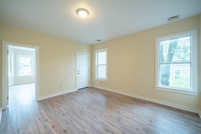 Building Photo - 217 Rosette St