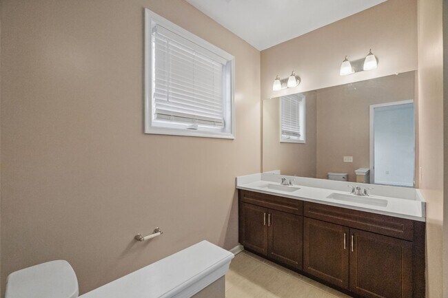 Building Photo - 205 Roosevelt Dr