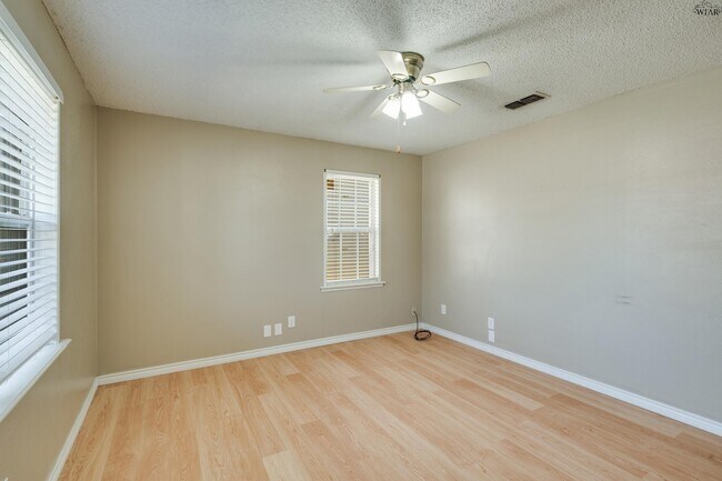 Building Photo - 5115 Kingston Dr