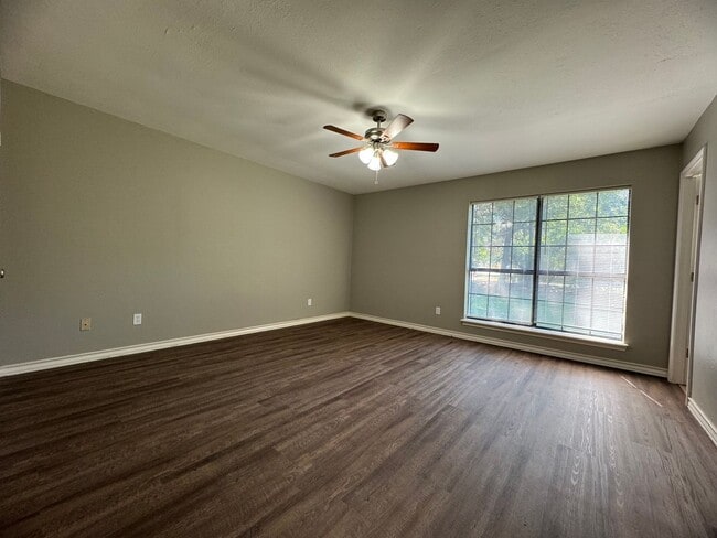Building Photo - House For Rent!