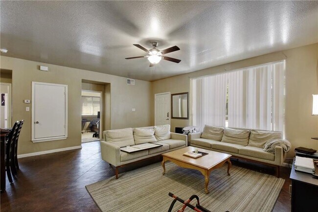 Building Photo - 4X2 West Campus Condo Under $900 Per Bedroom