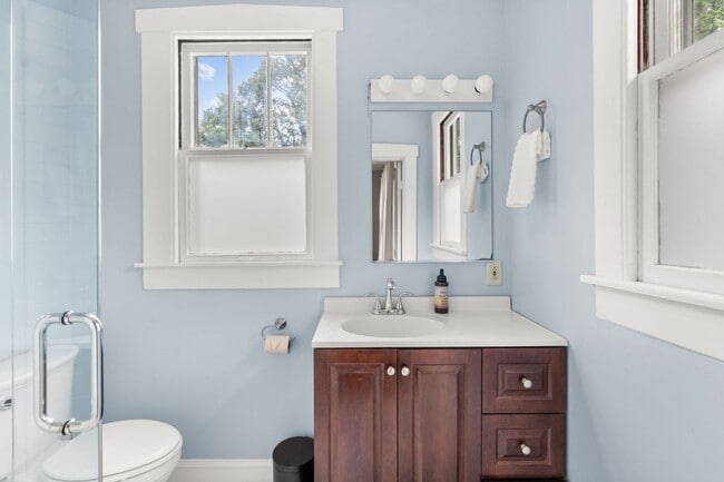 Building Photo - Walk to Hillsboro Village – 24th Ave S Gem!