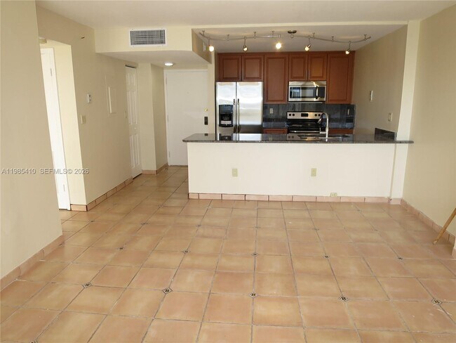 Building Photo - 600 NE 36th St