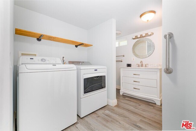 Building Photo - 1609 E Hillcrest Dr