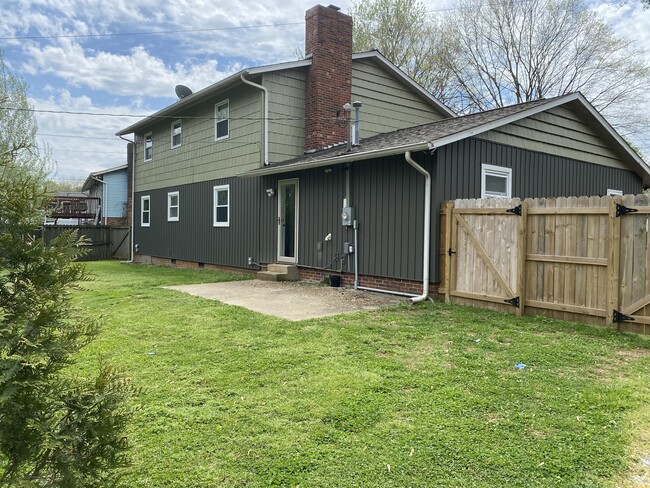 Building Photo - 2731 Birdwell Dr