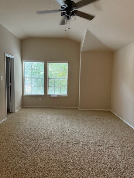 Master bedroom - 333 Phoebe Dr