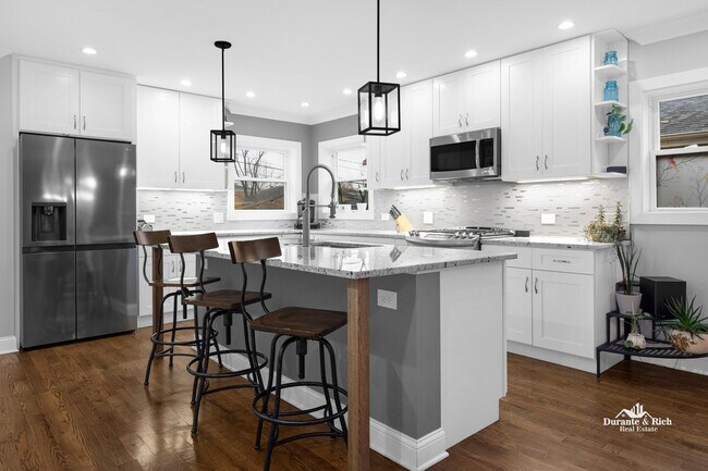 Building Photo - Stunning 4 Bedroom, 3.5 Bath Executive Rental