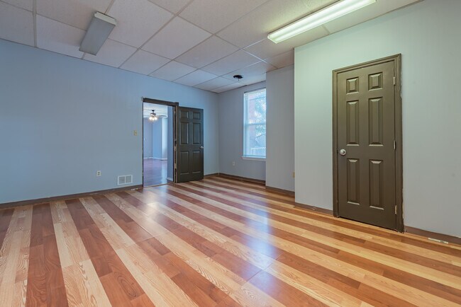 Building Photo - 104 N Graham St