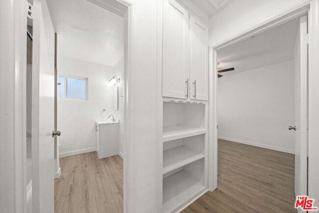 Building Photo - 1310 W Valencia Dr