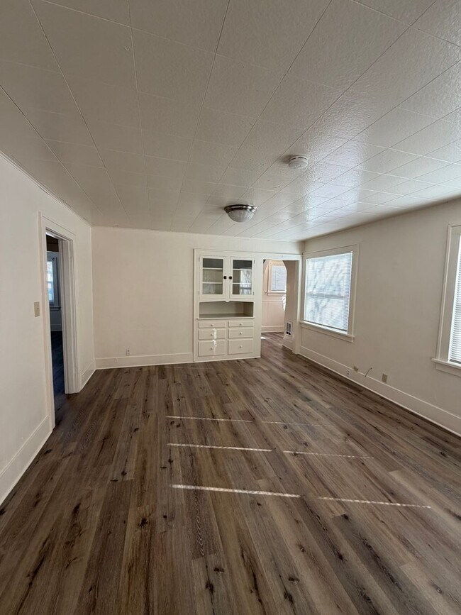 Building Photo - Large 3 bed 2 bath located close to downtown