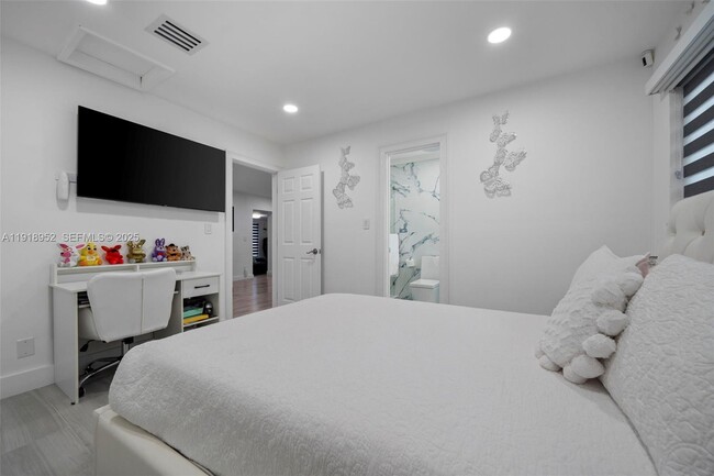 Building Photo - 850 SW 31st Ave