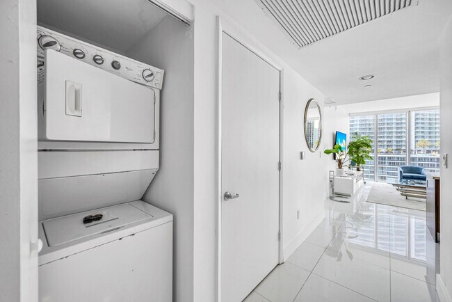 Building Photo - 485 Brickell Ave