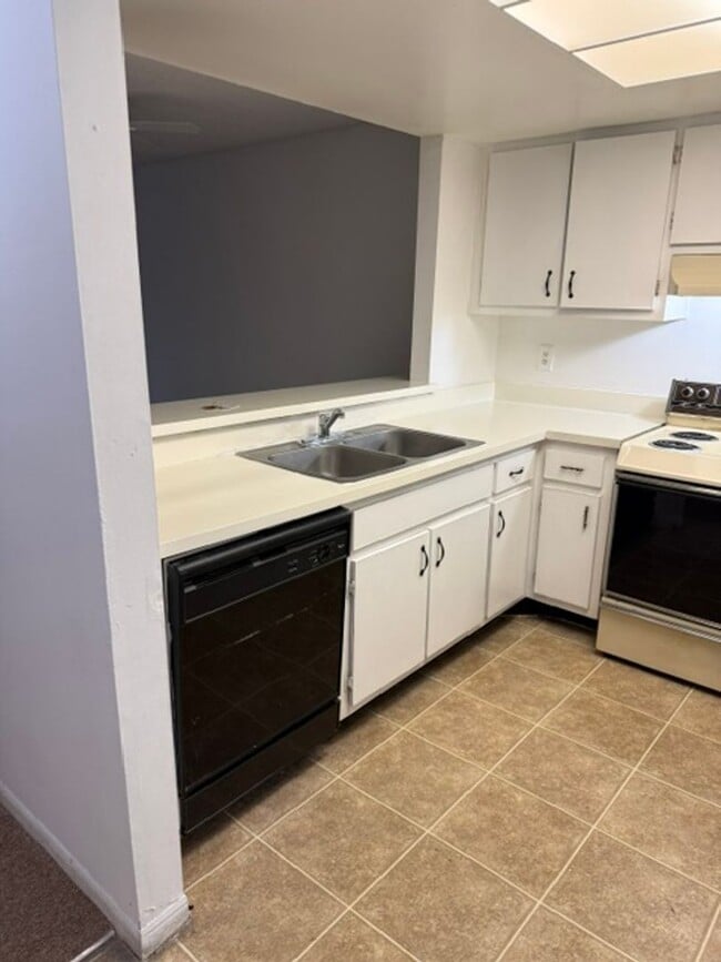 Building Photo - 2937 Regency Dr