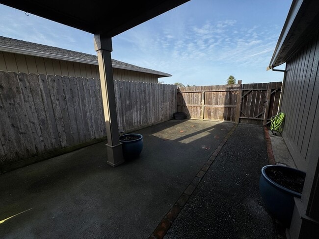 Building Photo - Charming 3 Bedroom 2 Bath home located in Humboldt Hill!