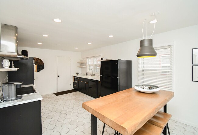 Building Photo - 2012 W 22nd St