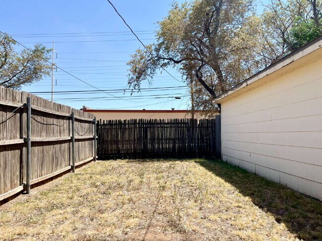 Building Photo - Charm, Comfort and Convenience!