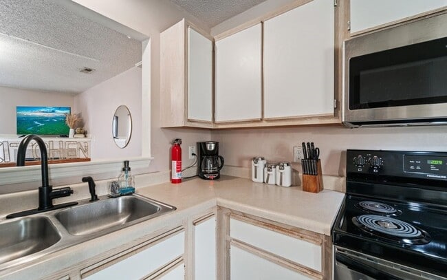 Building Photo - 2BR/2.5 Bath Townhome Minutes to Camp Lejuene