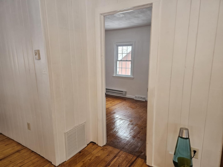 Building Photo - 15 Shore Rd