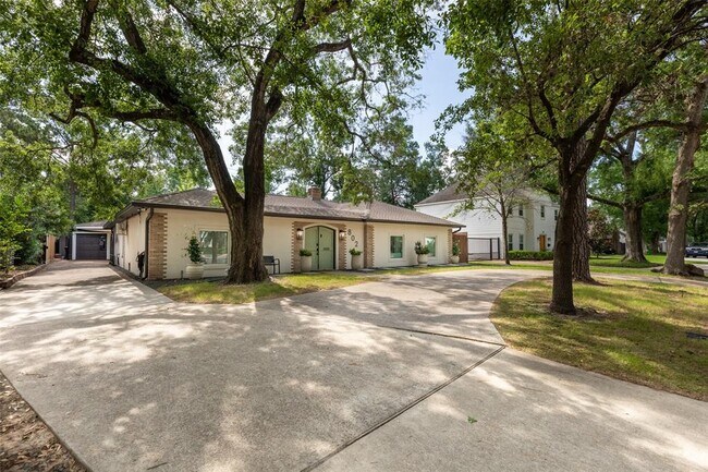 Building Photo - 802 N Wilcrest Dr