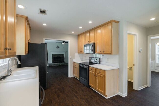 Building Photo - 453 Reba Ct