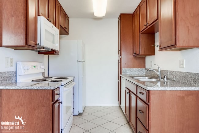 Building Photo - Charming 2Bdm 1Ba Condo with Modern Upgrades in Lakeside!