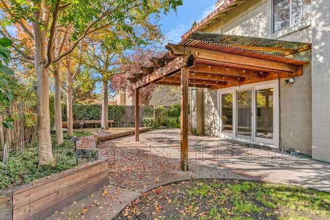 Building Photo - 117 Woodland Valley Dr