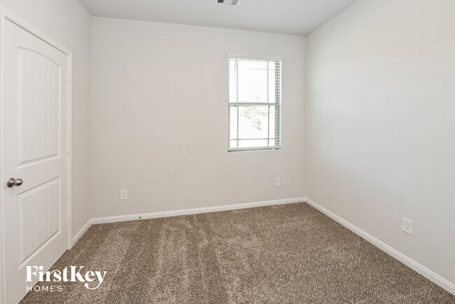 Building Photo - 25590 Roy Rogers Ct