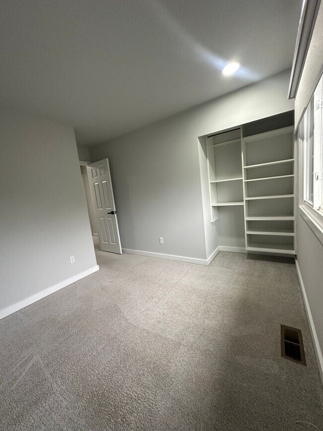 Building Photo - Beautiful 4 Bedroom 3 Bathroom Home in Everett!