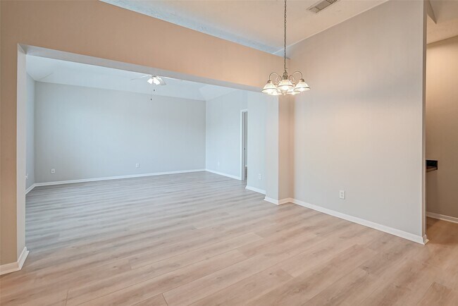 Building Photo - 717 Cedarwood Dr