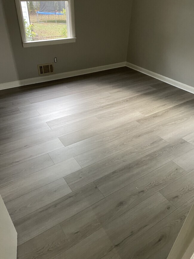 Building Photo - 930 Dale Dr SW