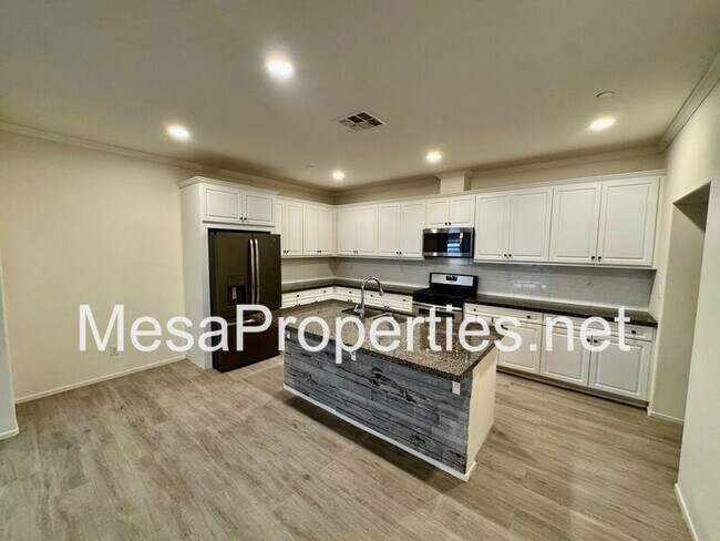 Building Photo - 3134 E La Avenida Dr