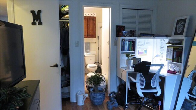 Building Photo - 1910 Robbins Pl