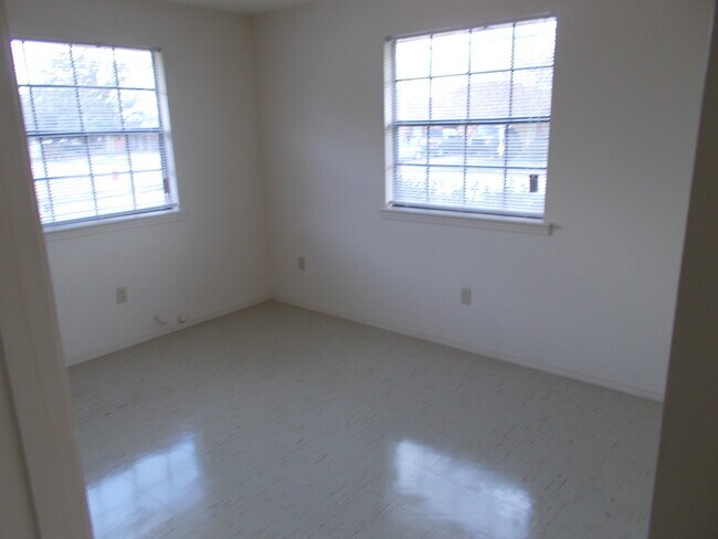 Building Photo - 109 Upsilon St